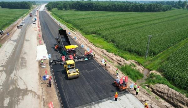 長(zhǎng)太高速公路瀝青路面工程開(kāi)始施工