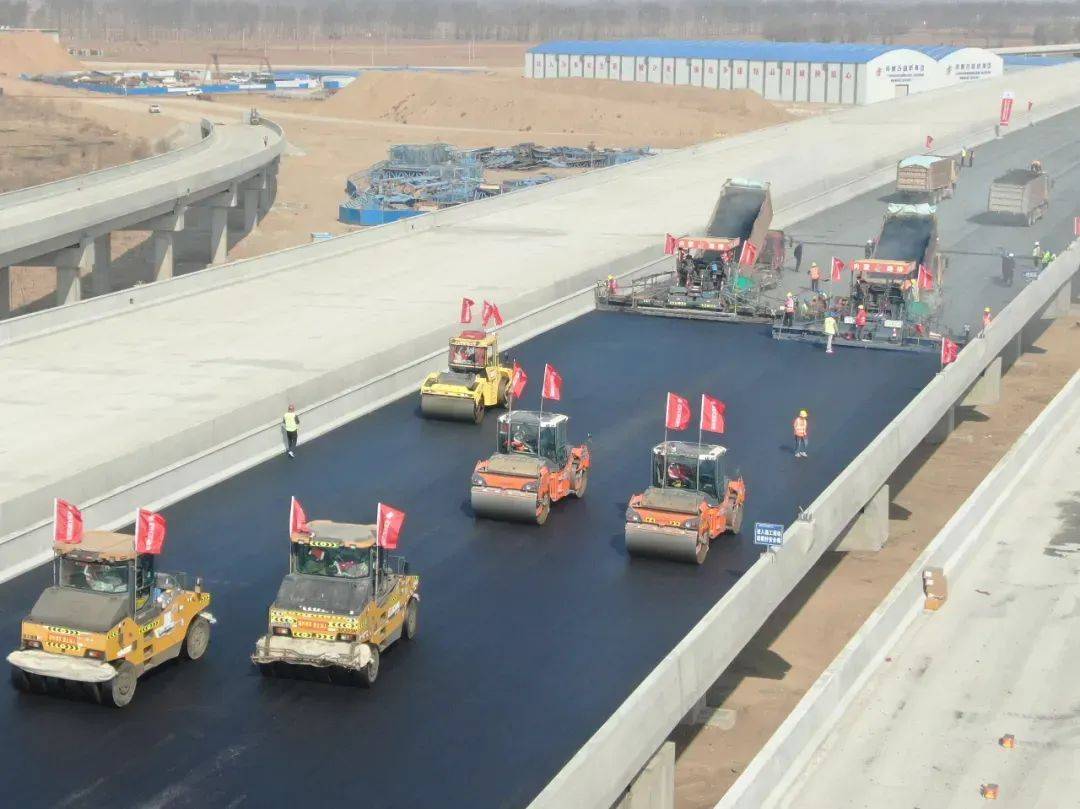 s43 呼和浩特新機(jī)場(chǎng)高速公路項(xiàng)目開(kāi)展瀝青路面攤鋪?zhàn)鳂I(yè)