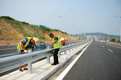 煙臺濱海路蓬萊段公路工程完成全路段瀝青鋪設，助力區域交通升級