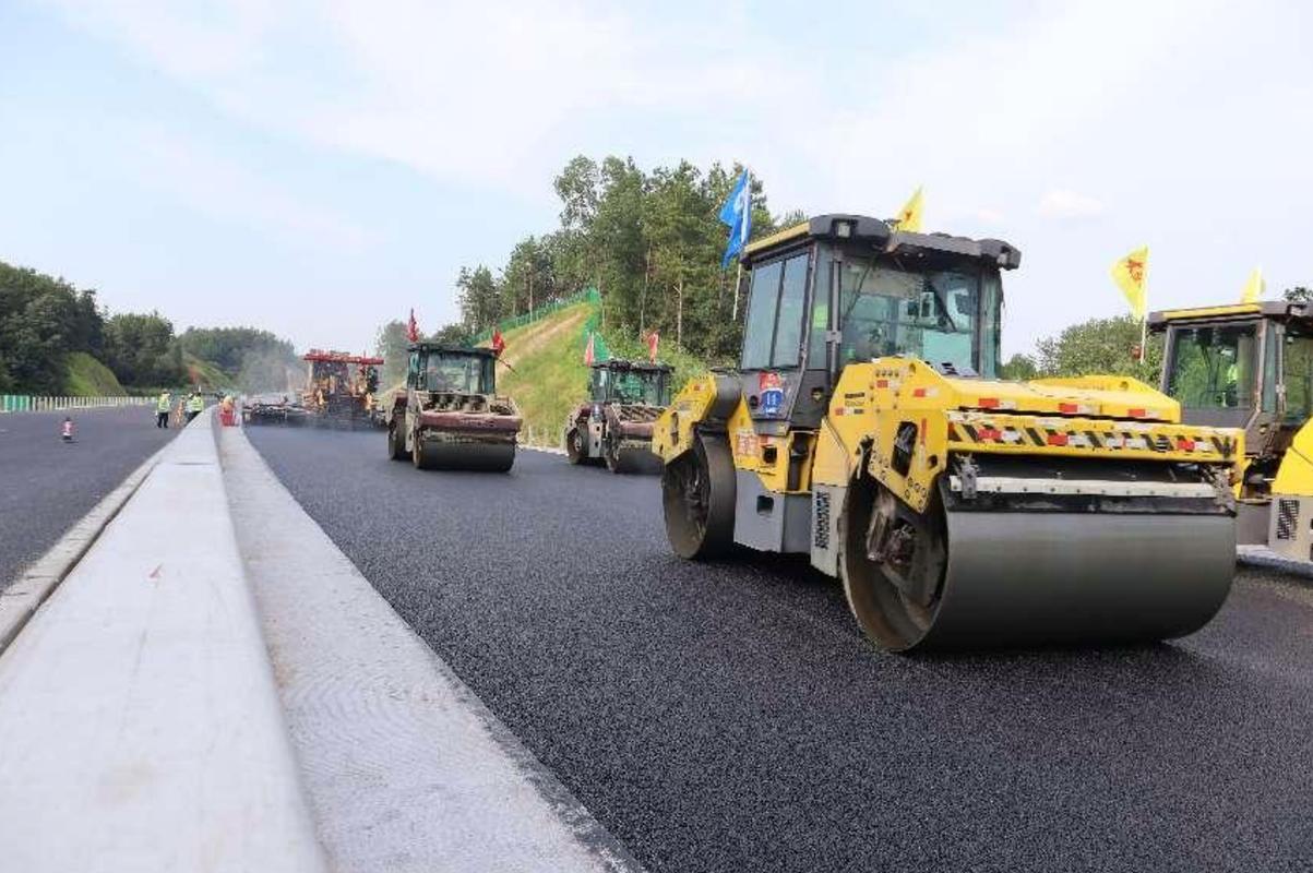 平益高速路面工程進入最后工序，全面沖刺年底通車目標