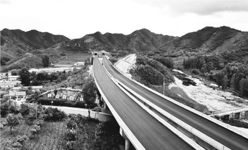 凌綏高速公路首段瀝青路面貫通，通車在即推動區域發展