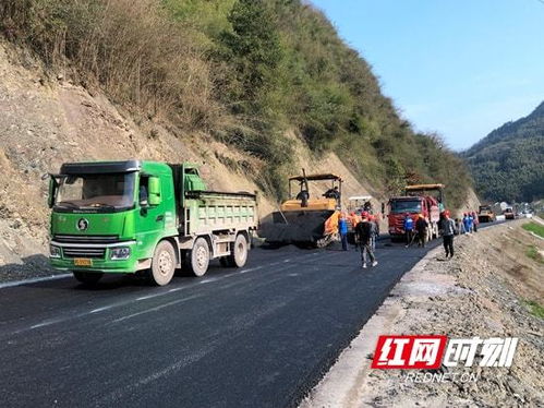 武陵源插分公路A2標段步入瀝青攤鋪新階段 路橋附屬工程勞務分包模式實踐觀察